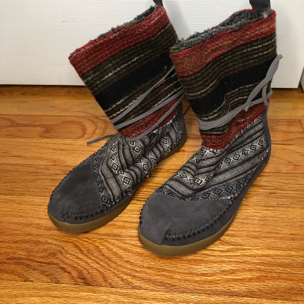 TOMS nepal boots red grey women’s size 6. Boho bohemian aztec outdoor